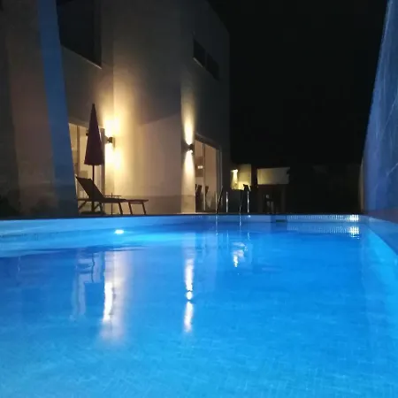 Villasroyale Trespalomas - An Iconic For Elevated Getaways! فيلة ميلونيذاس