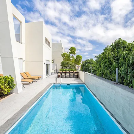 Willa Villasroyale Trespalomas - An Iconic For Elevated Getaways!