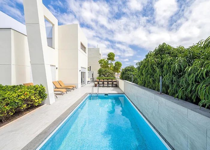Willa Villasroyale Trespalomas - An Iconic For Elevated Getaways!