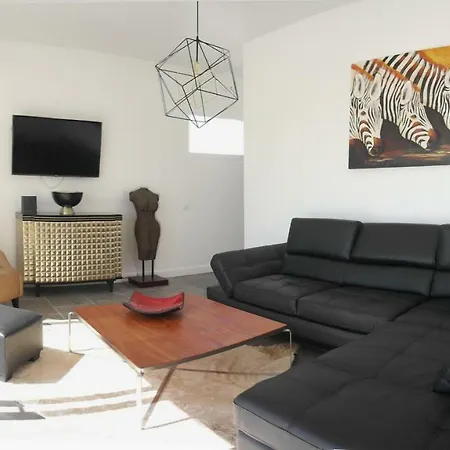 Villasroyale Trespalomas - An Iconic For Elevated Getaways! *
